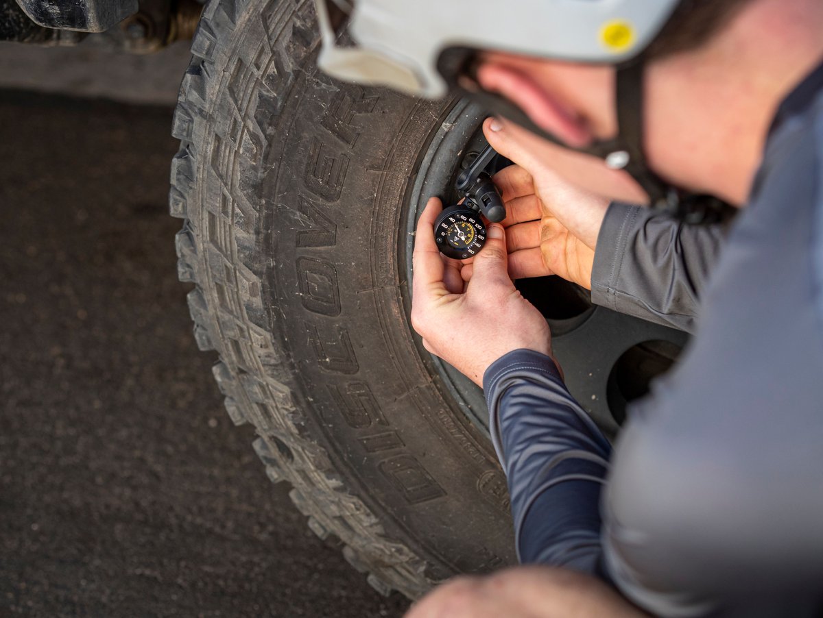 Topeak_Intl's tweet photo. From the trailhead 🚵♂️ to your truck 🚚.. Check tire pressure quick and easily with the Shuttle Gauge G2. This mini gauge can be attached between a pump and valve to read pressures while pumping or used alone. #BuiltForEfficiency #PrepareToRide #Topeak
https://t.co/qomj9Bu1j1 https://t.co/SQWizj7AfX