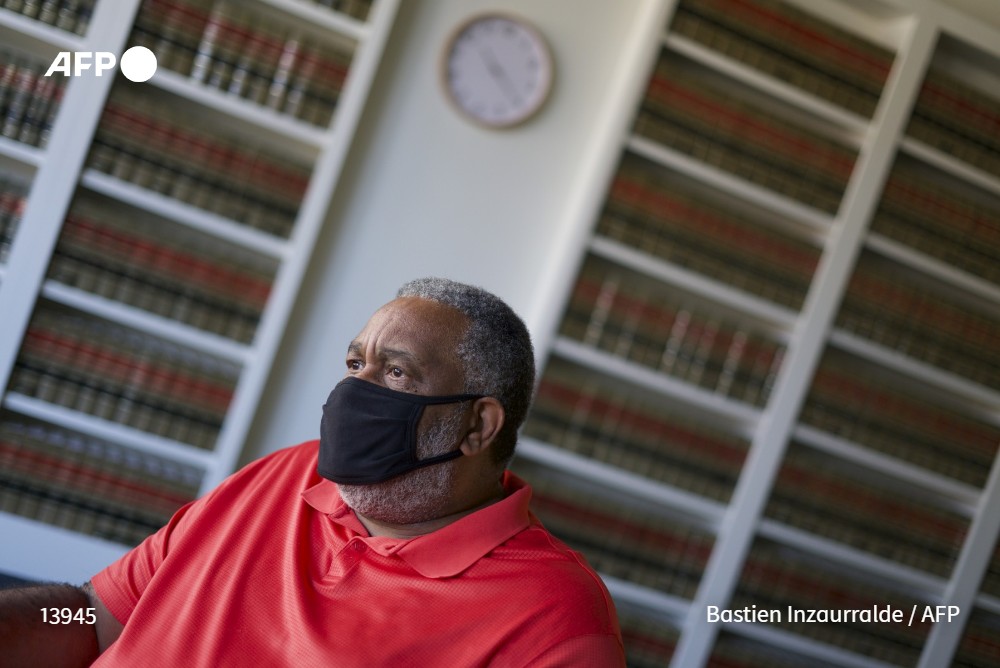 Anthony Ray Hinton, parce qu'il était "Noir et pauvre", a passé près de 30 ans dans le couloir de la mort en Alabama pour des crimes qu'il n'avait pas commis. Finalement innocenté, il milite aujourd'hui pour une justice équitable u.afp.com/3VaM #AFP <a href="/SebDuval/">Seb Duval</a>