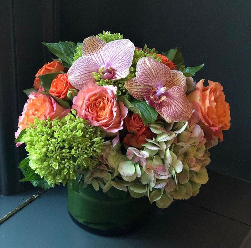 A cluster of roses, hydrangea, and orchids, in washed brights: the perfect pick-me-up for yourself or someone you care about. 🧡 Thanks for sharing this shot with us, @nest_sos! Enjoy the arrangement!