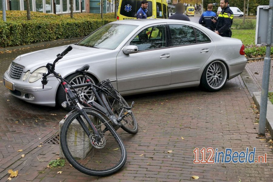 Fietser naar het ziekenhuis na aanrijding met auto in #Ede. 112 in Beeld.