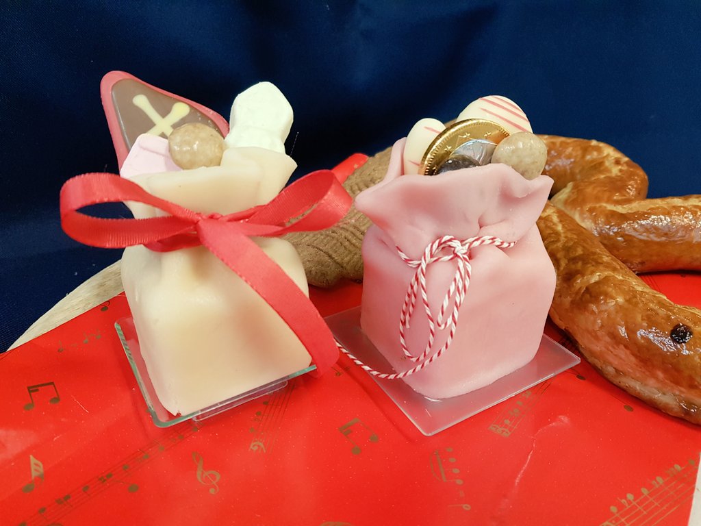 maesstede's tweet photo. Smullen met Sinterklaas! Maesstede pakt uit en haalt in deze ongezellige tijd alles uit de jutezak.
Back to the Roots! Geheel ambachtelijk en indien gewenst gepersonaliseerd, ieder zijn eigen voorletter met logo van het bedrijf.
#sinterklaas #Maesstede #Ambachtelijk #persoonlijk https://t.co/jBb1s7fHWi