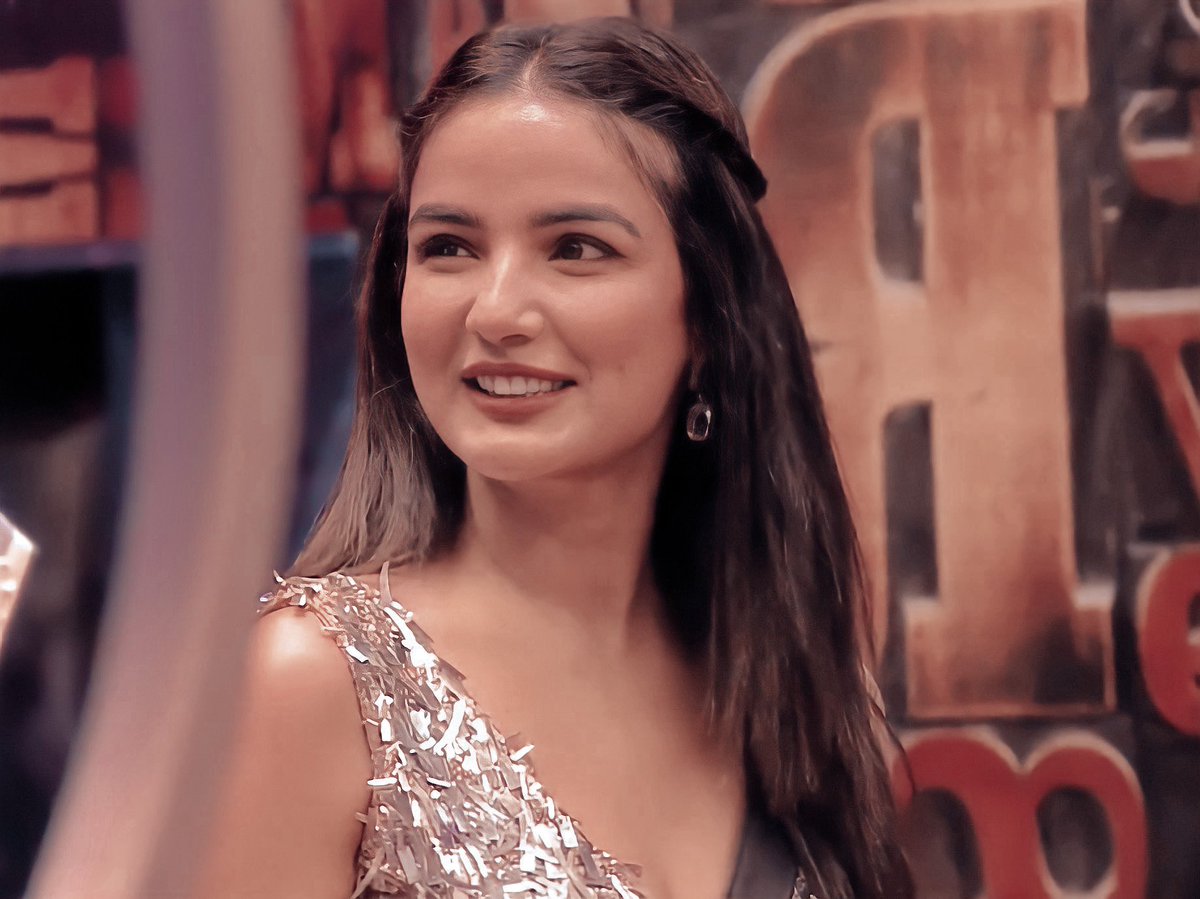jagtarbhangal's tweet photo. Who do you support in tonight's fight ?

RT🔃 #RahulVaidya
Like❤️ #JasminBhasin

#BiggBoss14 #BB14 #IPL https://t.co/JHPqQGNgGs