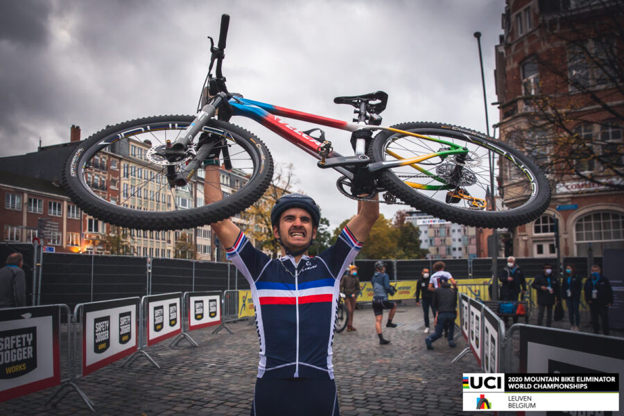 VelcanCycles's tweet photo. Fière de voir notre VELCAN Panache SR sur la plus haute marche du podium des Championnats du Monde XCE grâce à la performance de Titouan Perrin-Ganier 🌈🥇

#velcancycles #worldchampionship #madeinfrance https://t.co/x4u0xz7VSW