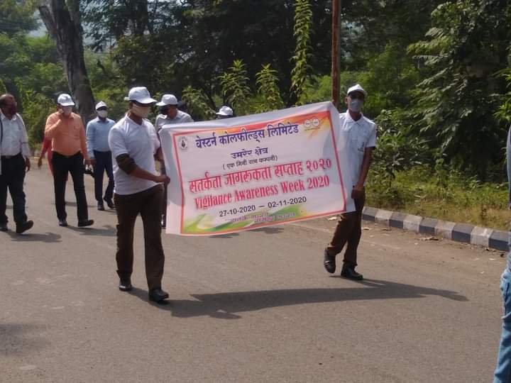 GanvirGunjan's tweet photo. उमरेर क्षेत्र में सतर्कता जागरूकता सप्ताह 2020 की शुरुआत हुई। कार्यक्रम में जागरूकता पैदा करने और दैनिक जीवन के सभी क्षेत्रों में सतर्क रहने के लिए प्रतिज्ञा और एक रैली शामिल थी। इस वर्ष का नारा है ' सतर्क भारत- समृद्ध भारत' ।। https://t.co/PymmqmgqMh