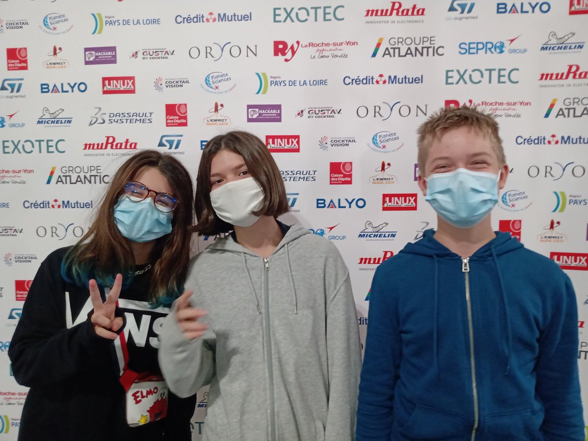 thibaut_plisson's tweet photo. Merci aux sponsors de la coupe de France de Robotique qui, malgré les incertitudes, restent fidèles à la #CDR2020 
Les robotitiennes Alice et  Emma et le technicien atomique Keryan de l'inimitable @fablab_pv posent juste avant des matches amicaux
@oryon85 @ellesbougentIdF https://t.co/7WpwQeM7PN