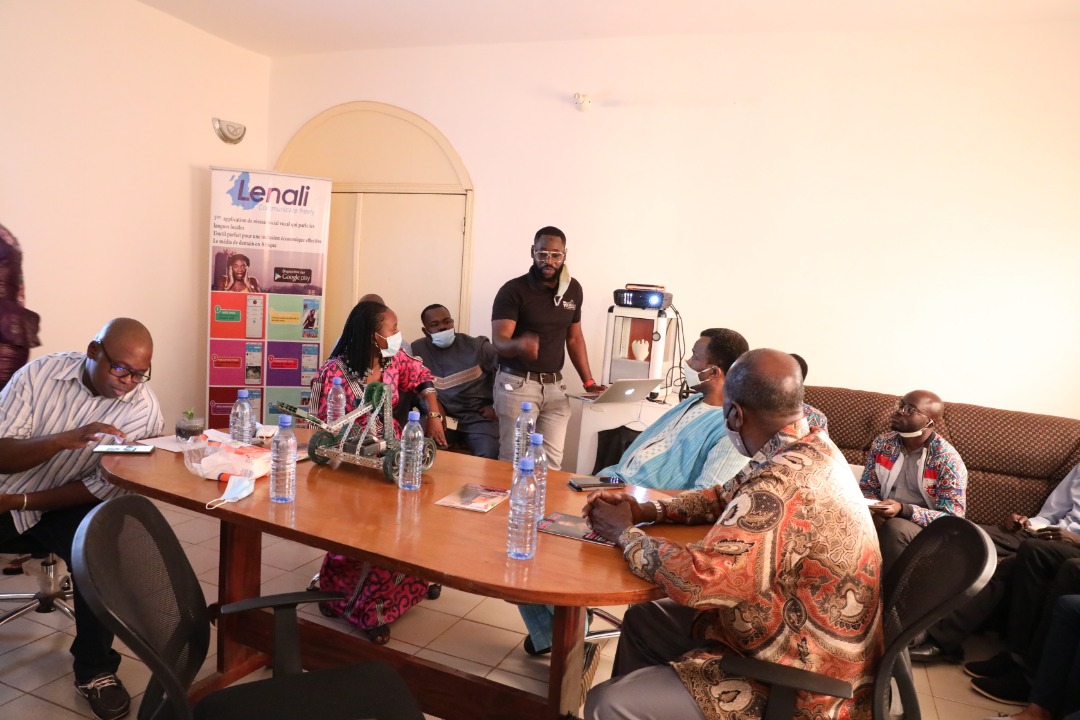 Le Ministre de l'Economie Numérique, <a href="/HamadounToure_/">Dr HAMADOUN TOURE</a> a visité #Lenali et <a href="/AssociationMAL1/">Association MALISTARTUP</a>

Il a vu des Démos de solutions numériques et a rassuré l’accompagnement de son département pour le développement de l’écosystème du numérique dans notre pays.

facebook.com/MinComMali/pos…