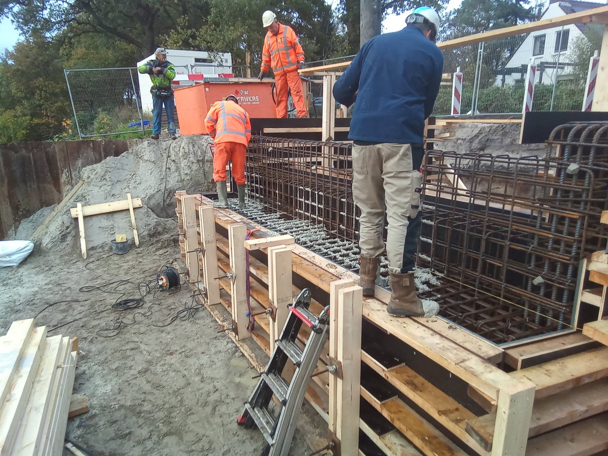 Op de een of andere manier lijkt het nu echt. Nu ze boven de grond het beton aan het storten zijn. Indrukwekkende betonauto’s en volop activiteit rondom de brug. Ik vond de oude brug mooi, maar begin nu toch wel nieuwgierig te worden naar de nieuwe. 
#westenesch #oranjekanaal