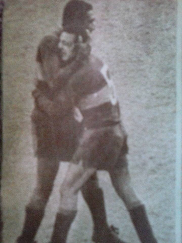 ConsuladoBJLima's tweet photo. #RecuerdoXeneize #BocaRetro

Abrazo entre Julio Meléndez y Norberto Madurga. https://t.co/ECAds4pqvF