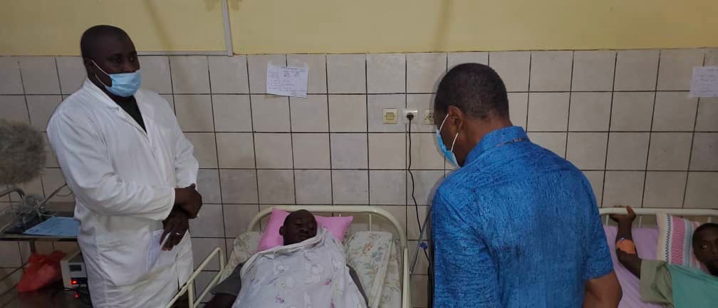 Je me suis rendu à l’hôpital militaire du camp Samory Touré pour m'enquérir de la santé des agents des Forces de défense et de sécurité sauvagement agressés par des individus sans foi ni loi. L'ordre doit revenir dans notre pays, il en va de notre sécurité à tous! #Kibaro #Guinée