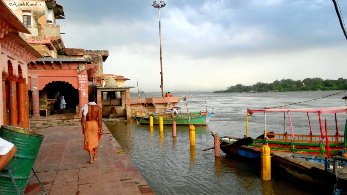 It holds the boiling-hot water as it emerges from the crevices in the mountain. People boil rice and potatoes by tying them in a cloth and consider them a Prasad.A bath in the sanctified waters of Yamuna is said to cleanse all sins and protect from untimely or painful death.