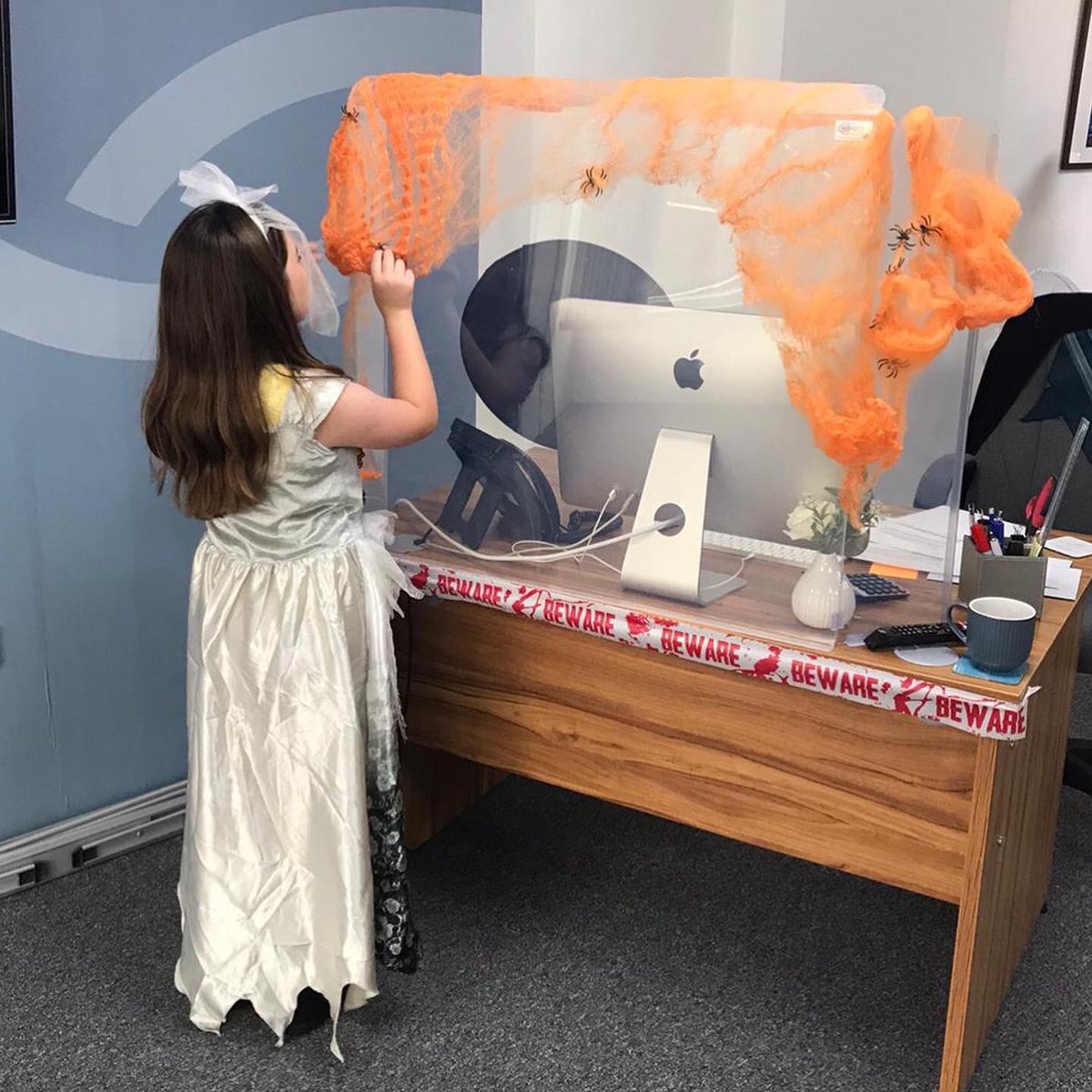 AutonomyGroup's tweet photo. We have had some wonderful helpers in our Autonomy Care office and our Oaks residential home, getting all the spooky decorations out ready for Halloween!!! 🎃 👻
#autonomylife #adultcare #childrencare #residential #theoaks #autonomycare #littlehelpers #pumpkincarving https://t.co/eLPxpVC7Sj