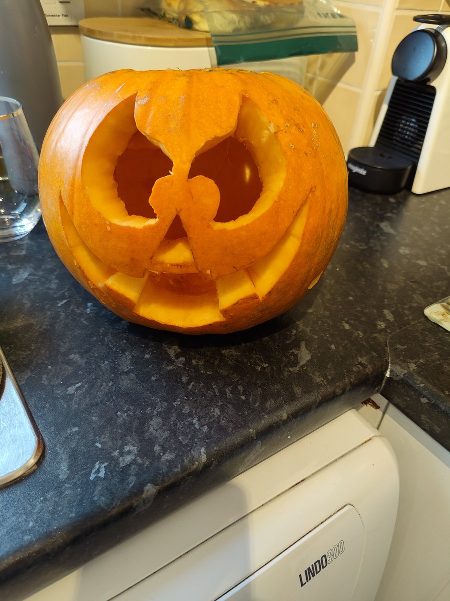 kevomaximo's tweet photo. @LMairzo first ever attempt. Decent?
#pumpkinmaster https://t.co/xXzlgon6Gc