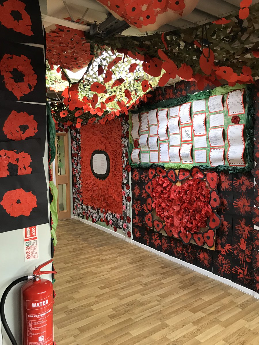 nikottaway's tweet photo. Remembrance Display
This is our whole school display @campshillschool, where the children learnt about why we remember on November 11th @royalbritishlegion Each year group made their own poppy inspired artwork.
Everyone contributed to a poppy made up of over 500 handprints! https://t.co/3foOJpO9Io