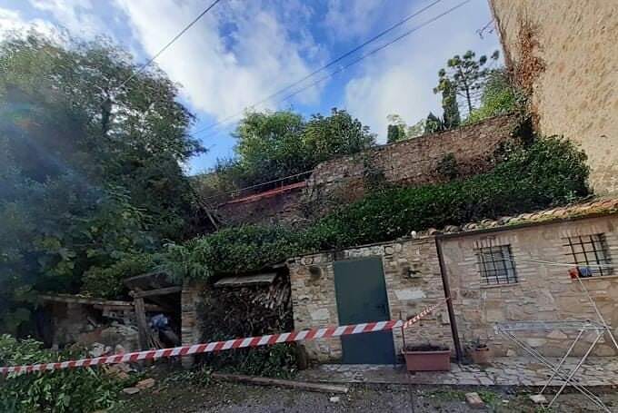 "COMUNICATO STAMPA"✔️
Crolla il muro dello Sperandio, U.Di.Con. interviene in merito: sono mancati gli opportuni interventi.
facebook.com/18864116780759…