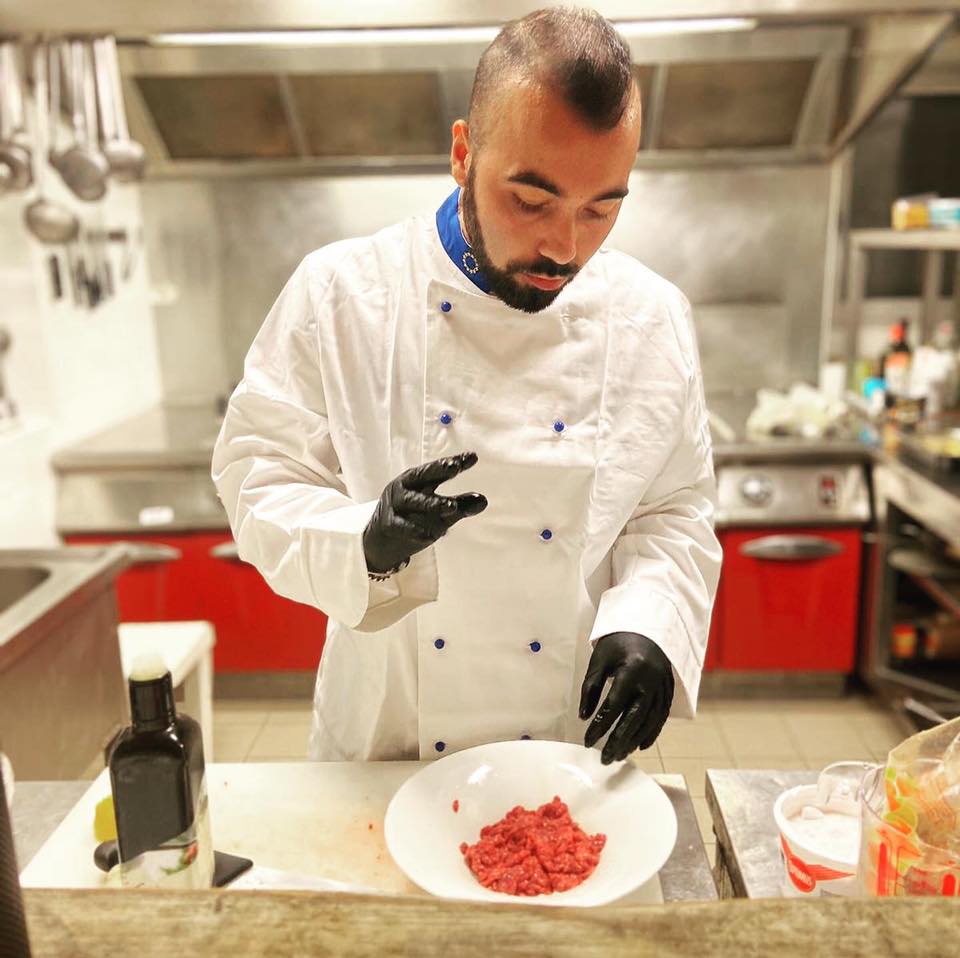 PiacereGusto's tweet photo. UMBERTO CARRIERA, E' DI SAN SEVERO LO CHEF PROTAGONISTA DELLA PROTESTA ANTI DPCM A PESARO CHE HA INONDATO IL MONDO DEI MEDIA E DEL WEB 
https://t.co/8s68pfWTpe
#food #foodmanager #Pesaro #SanSevero @UmbertoCarriera #cucina https://t.co/oCd8575K8A