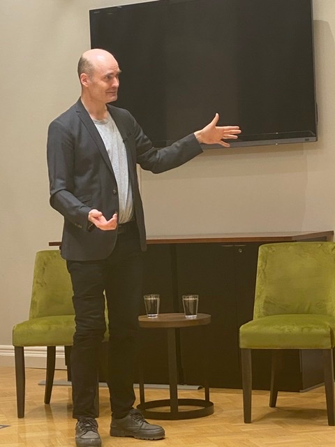 Perinnöllisyyslääkäri Dos. Kirmo Wartiovaara ei ihan tanssinut yleistajuistaessaan ns. geenisaksien kehittäjien Nobel-palkinnon merkitystä. Mutta ei paljon puuttunut! #nobelkeskustelu