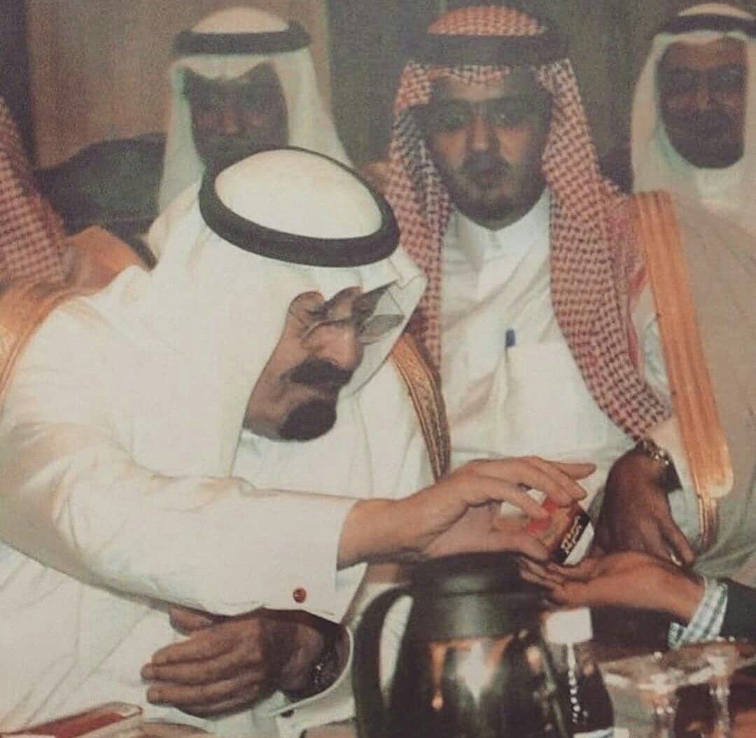 ashiq_almadi's tweet photo. الله يرحمه ويغفر له
وش اللي بيده؟ https://t.co/sfpggTqD0s