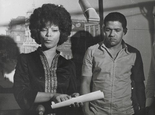 Garrincha had 13 kids within 4 different relationships. Despite being married, Garrincha fell in love & married very famous Brazilian singer, Elza Soares for 16 years who is still alive & active in her career (90 years old).