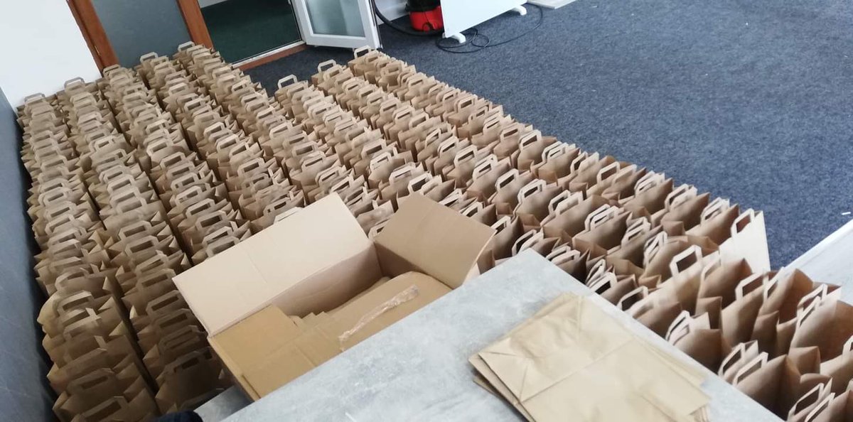 tanishabramwell's tweet photo. Today leading with @CicMack we delivered over 130 lunches whilst pre-packing 200 lunches for tomorrow. Across communities in Kirklees. - amazing day. amazing team. 🧡#ENDCHILDFOODPOVERTY https://t.co/gT3xLXFQEv