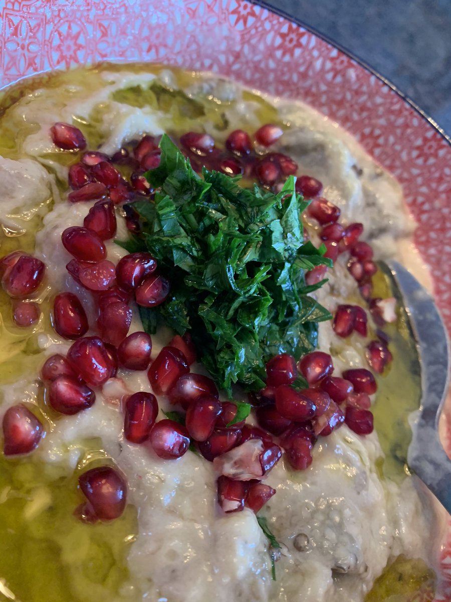 FridaAnbar's tweet photo. À chaque jour son #moutabal !   #cuisinelibanaise #amour #Liban https://t.co/Il8nHd4eAd