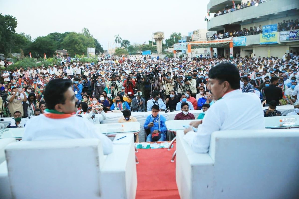 JayrajKuvar's tweet photo. आज करजन विधानसभा क्षेत्र के उपचुनाव में कोंग्रेस प्रत्याशी श्रीमान किरीटसिंह जाड़ेजा के समर्थन में एक विशाल जनसभा को संबोधित किया और उमड़ा जन सैलाब..कहता है...
“ फूलों पर तो बहुत सोए ...
अब काँटों से गुजर जाओ ..
खैर इसी में है की सत्ता से उतर जाओ ! “
#byelection2020 https://t.co/U5hh0ZfEIm