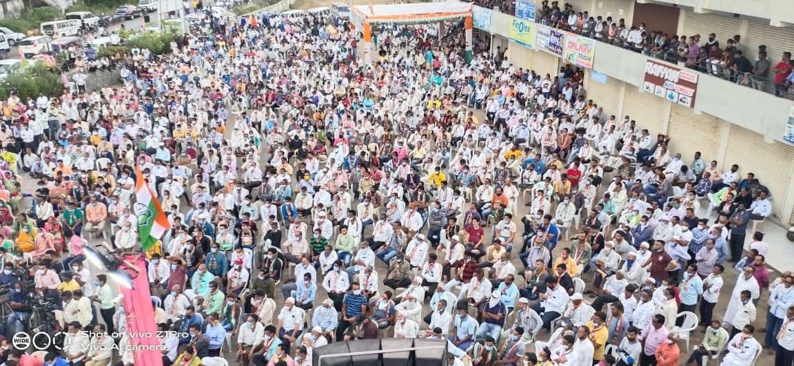 JayrajKuvar's tweet photo. आज करजन विधानसभा क्षेत्र के उपचुनाव में कोंग्रेस प्रत्याशी श्रीमान किरीटसिंह जाड़ेजा के समर्थन में एक विशाल जनसभा को संबोधित किया और उमड़ा जन सैलाब..कहता है...
“ फूलों पर तो बहुत सोए ...
अब काँटों से गुजर जाओ ..
खैर इसी में है की सत्ता से उतर जाओ ! “
#byelection2020 https://t.co/U5hh0ZfEIm