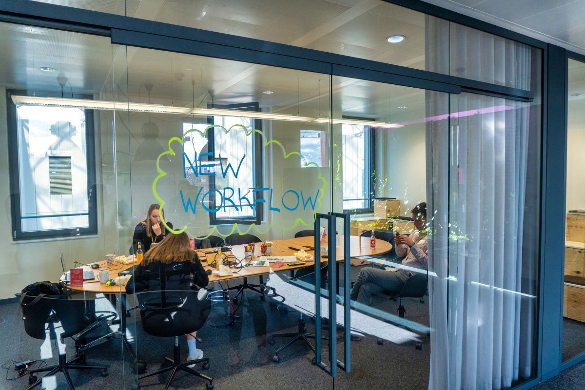 HOLM_Ffm's tweet photo. Das #ÖPNVLab ist heute Co-Host des #HACKFORNEWWORK von @innovate_cross. Experten und Projektmanager des #RMV und aus unserem Innovations- und Netzwerkmanagement unterstützen die Teams tatkräftig während des Hybrid-#Hackathons. #newwork https://t.co/SJyqQ7HkHb