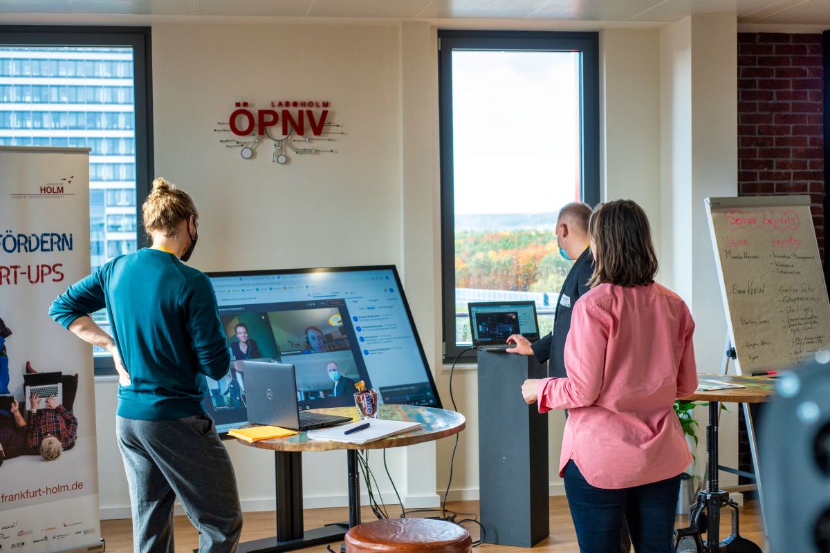 HOLM_Ffm's tweet photo. Das #ÖPNVLab ist heute Co-Host des #HACKFORNEWWORK von @innovate_cross. Experten und Projektmanager des #RMV und aus unserem Innovations- und Netzwerkmanagement unterstützen die Teams tatkräftig während des Hybrid-#Hackathons. #newwork https://t.co/SJyqQ7HkHb
