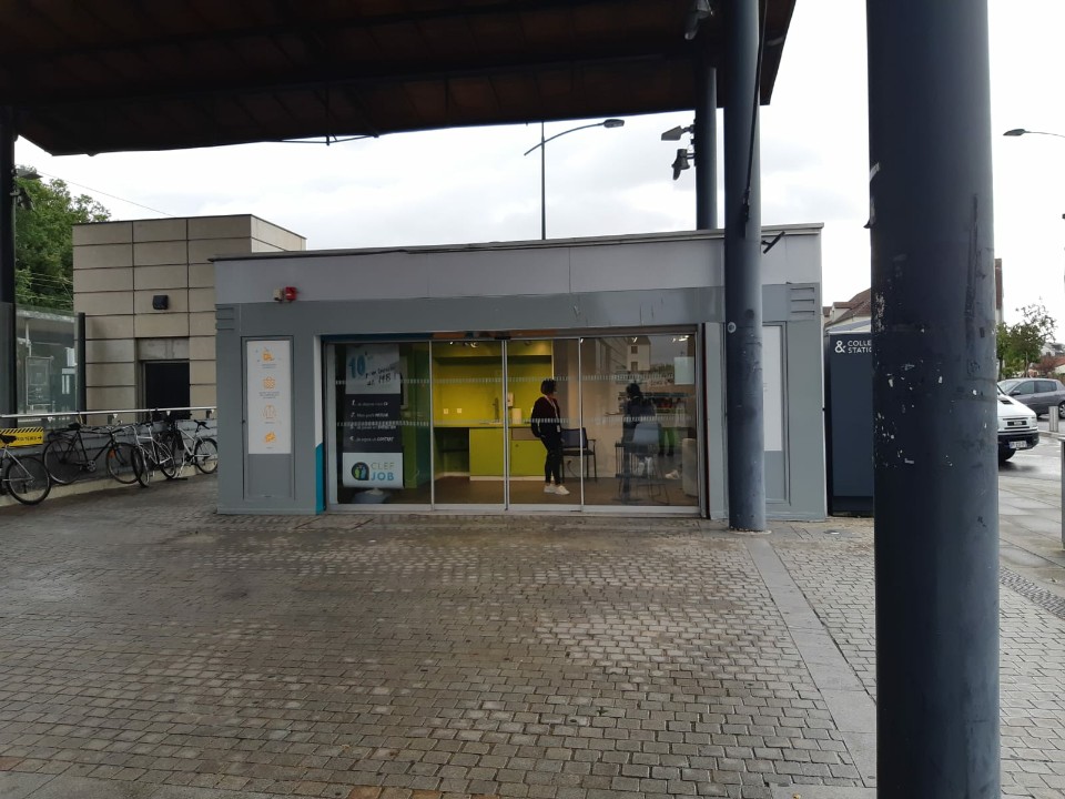 [ #Emploi #Formation #Emerainville] 💼🎓

📢Connaissez-vous ce kiosk "Emploi et Formation"?
Au sein de cet espace situé sur la parvis de la gare d'Emerainville, les équipes <a href="/ClefJob/">Clef Job</a>  sont présentes pour vous accompagner dans vos démarches. 🗪