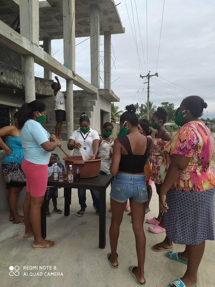 InfocentroMald1's tweet photo. Con gran satisfacción el día martes 27 de octubre, se culminó con el curso "Elaboración de desinfectante" que fue dictado por la facilitadora del Infocentro Maldonado.
Un grupo de mujeres fueron partícipes de este curso, felicidades chicas espero que pongan en prácticas. https://t.co/onmrPmM2zj