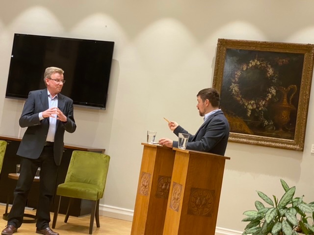 Ensimmäinen, toinen ja... Tiedetoimittaja Juha Merimaa tarjoaa kysymyksiään Aalto yliopiston prof Juuso Välimäelle, joka muuten oli aikoinaan kollegoineen auttamassa Suomen valtiota 4g-huutokaupoissa. ”Enemmänkin olis voinut saada”, kommentoi Välimäki. #nobelkeskustelu