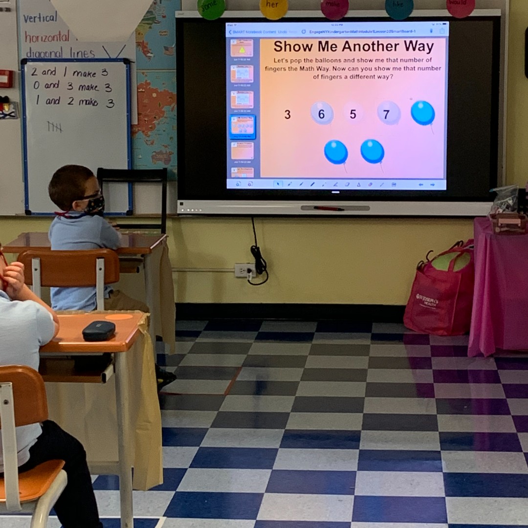 SyracuseAcademy's tweet image. #SASCS #Kindergarten Atoms put their creativity to test with this interactive #MathLesson. #SASAtoms used an iPad (sanitized between each use) that interacted with their Smart Board. Great work, Atoms! #charterschools 
.
@dfranknyc @nycharterassoc @Ninacharters @CharterEmpire