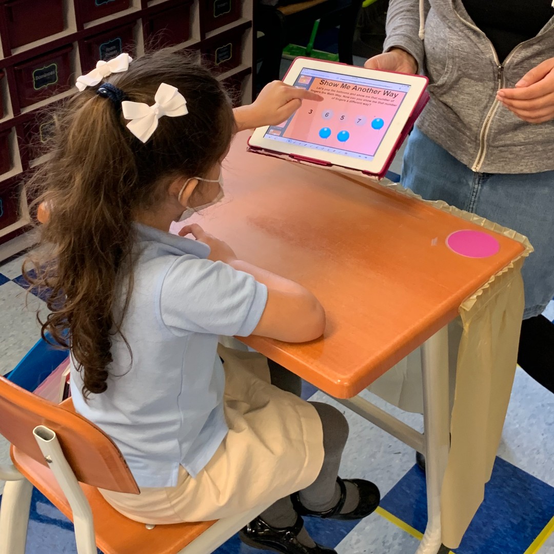 SyracuseAcademy's tweet image. #SASCS #Kindergarten Atoms put their creativity to test with this interactive #MathLesson. #SASAtoms used an iPad (sanitized between each use) that interacted with their Smart Board. Great work, Atoms! #charterschools 
.
@dfranknyc @nycharterassoc @Ninacharters @CharterEmpire