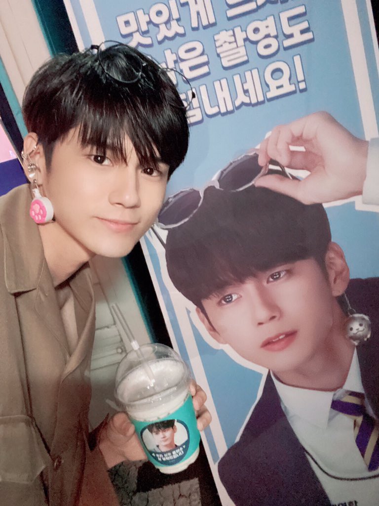 귀여움을 참을 수가 없어서 잠이 안옵니다
이 사진에 들고 있는 게 꿀밤라떼라구요🍯 꿀밤라떼...꿀밤이라는 말이 원래 이렇게 귀여웠나 아님 옹성우가 골라서인가