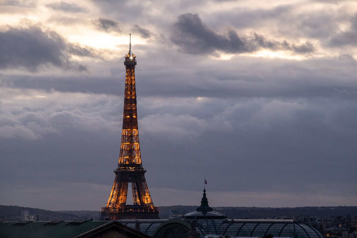 LaTourEiffel's tweet photo. 🇫🇷 #MercrediCitation | “Il faut accepter les déceptions passagères, mais conserver l'espoir pour l'éternité." 💬 Martin Luther King

🇬🇧 #WednesdayQuote | "We must accept finite disappointment, but never lose infinite hope." 💬 #MartinLutherKing

📸 SETE / Jérôme S.
#tourEiffel https://t.co/UWA7BZGmek