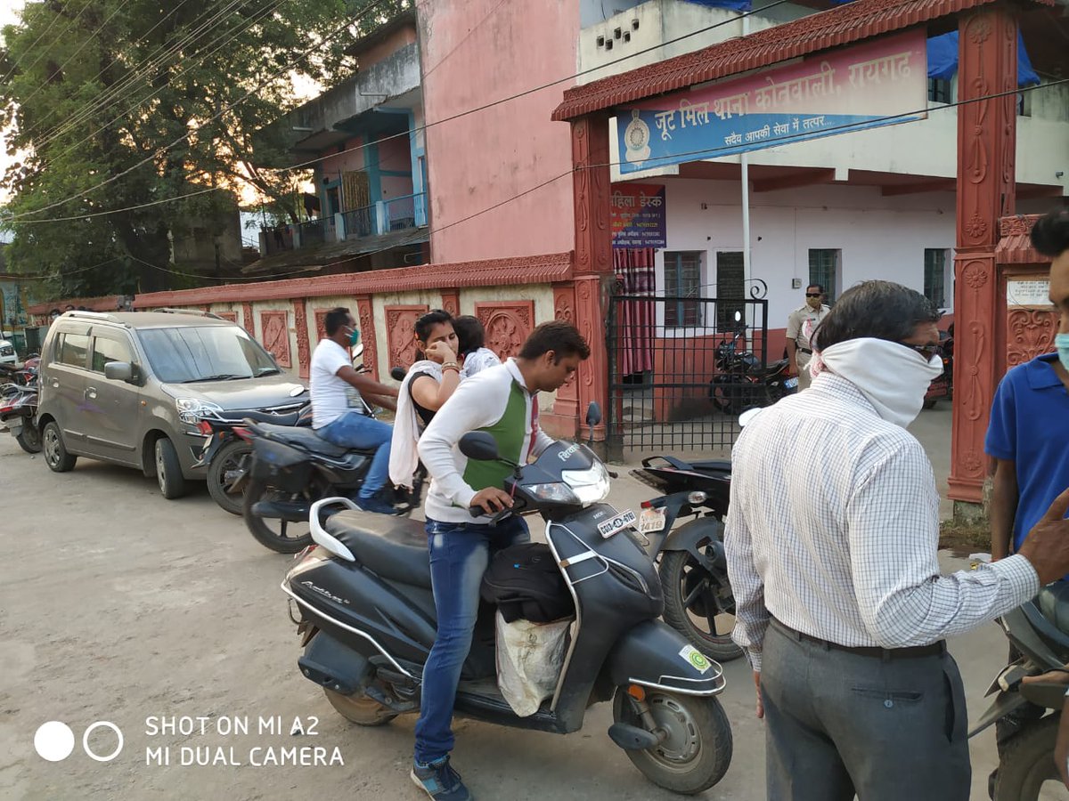 RaigarhPolice's tweet photo. ● बिना #मास्क #सोशल #डिस्टेंसिंग पर फिर सख्त हुई जिला पुलिस

● एक ही दिन CSP रायगढ़ @avinashhthakur के नेतृत्व में 500 लोगों को किया गया जुर्माना 

● SP @SantoshSinghIPSने प्रतिदिन कार्यवाही करने के दिये निर्देश.

@dmawasthi_IPS86
@CG_Police
@ipsvijrk
@ipskabra 
@RaigarhDist https://t.co/iqYEcVgauE