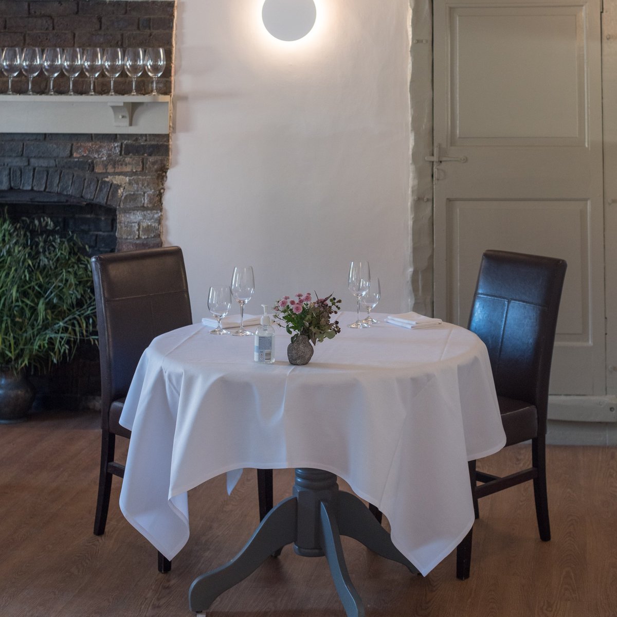 Table for 2? 

#tablefortwo #reservation #datenight #matenight #lunch #dinner #cheers #markpoynton #fenditton #cambridge