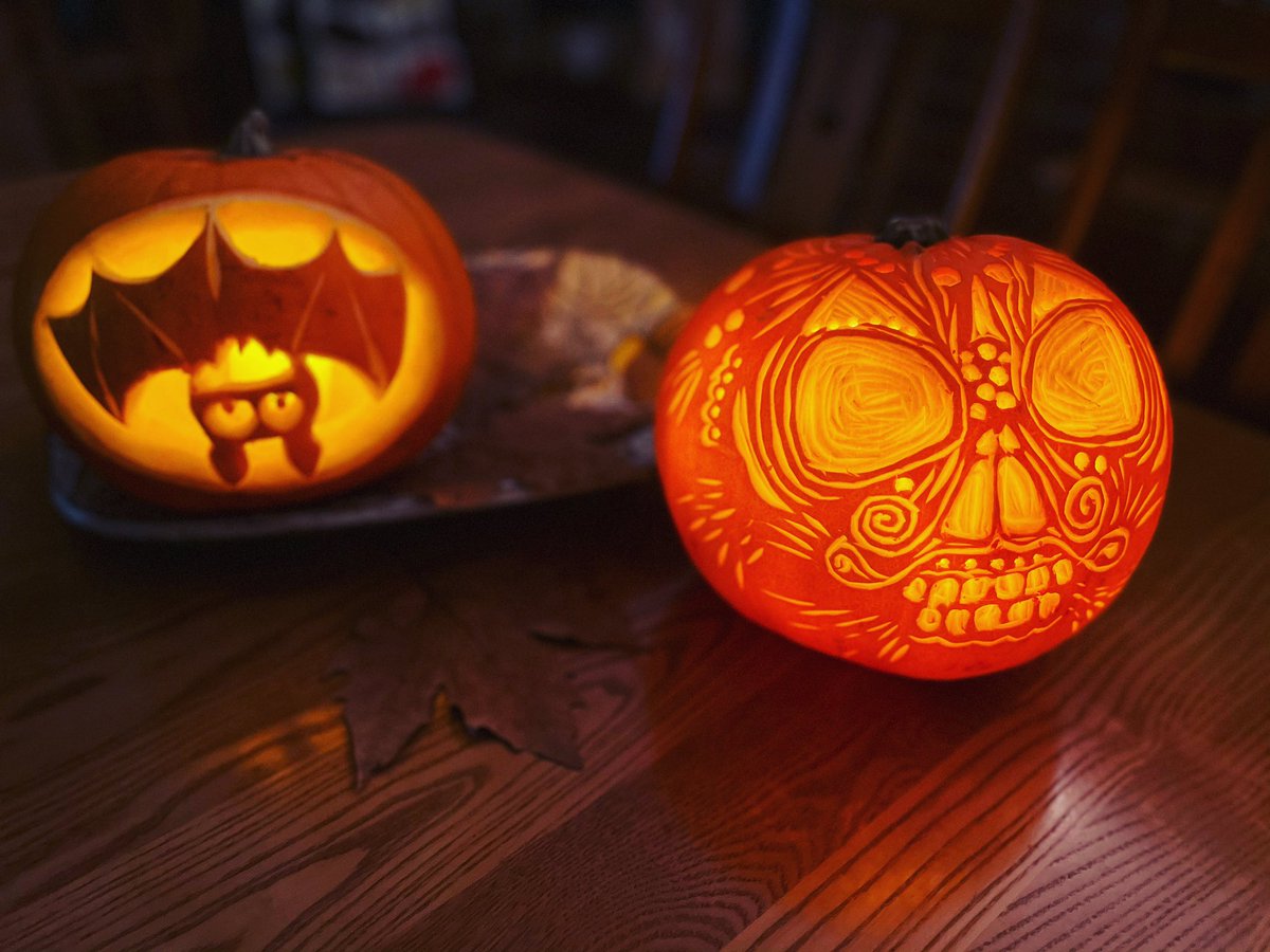 EYFS_TfW_Guru's tweet photo. So created this character this afternoon!!! It’s a bit ‘Day of the Dead’ meets ‘Canal Art’. Never been this adventurous with pumpkin carving before!!! Will definitely do it again!!!🎃 #pumpkincarving #dayofthedead #canalart #halloween #halloweendecor #halloween2020 #woodchisels https://t.co/opA5VlphZI