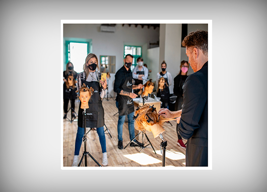 MounirSpain's tweet photo. WORKSHOP BARCELONA Lunes 16/11/20. Las técnicas y fórmulas de Mounir de la mano de Alex J. Melville y Elías Guerrero. Aprende como eliminar la acumulación de color con blanqueador completo de rojo oscuro a rubio. 
https://t.co/Hz6KqTE5um https://t.co/xWqskKgNMY