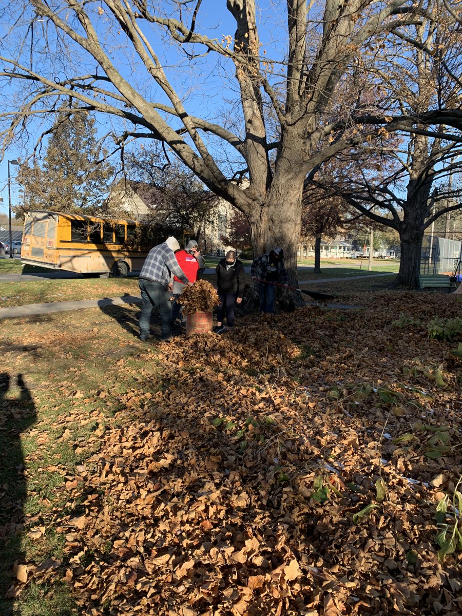 EarlhamFFA's tweet photo. For the past several years, Earlham Ag/FFA Students have helped to rake leaves at the Old School House Museum here in Earlham. 20+ students from Ag classes helped to rake and bag leaves! We want to say thank you to Peg Schafer for the community service opportunity! https://t.co/lEOjeiXB1j