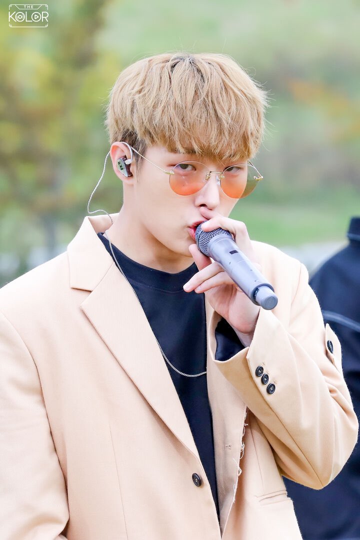 mingiphoto's tweet photo. THIS ENTIRE LOOK??? HELLO?? https://t.co/WCUcFcFf4r