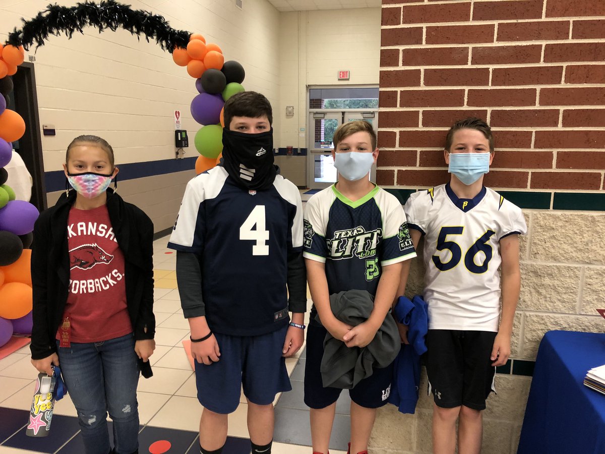 JodieChacon's tweet photo. @Deretchin students ‘team up against drugs’ for #RedRibbonWeek2020 https://t.co/2fV6GXDkzo