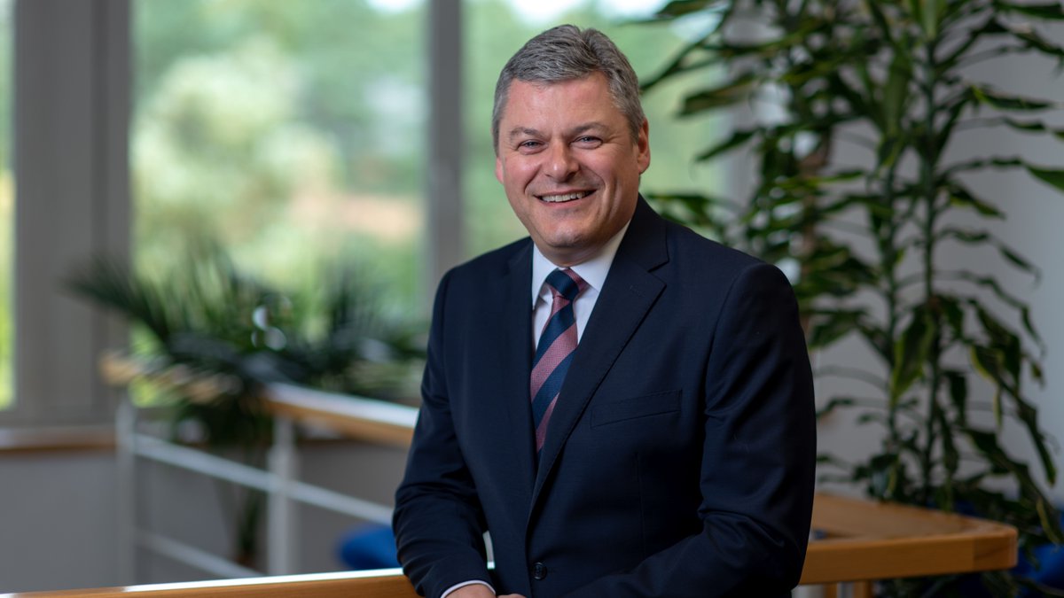 _TheExeter's tweet photo. Steve Bryan our Director of Distribution and Marketing looks at why income protection is a better option than relying on the state. 

Click here to read the full article https://t.co/5wBYBx9SMc

#incomeprotection #universalcredit #statebenefits #furlough https://t.co/DjKfCSSphU