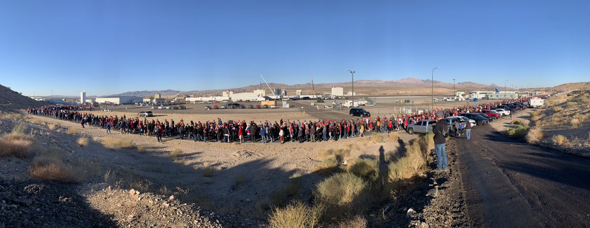 Panoramic of the thousands of people waiting to enter the venue  #8NN – bei  Laughlin/Bullhead International Airport (IFP)