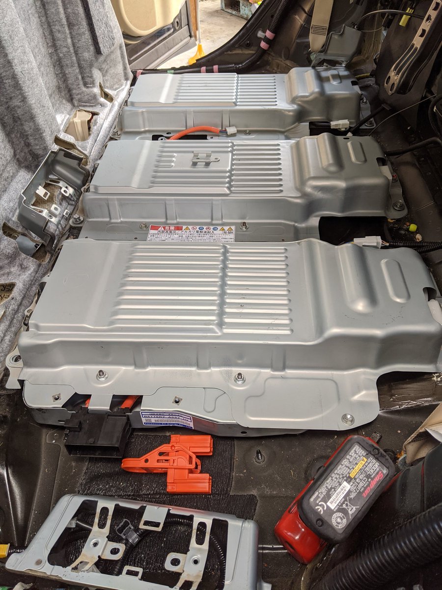 autoprosuccess's tweet photo. RXハイブリッド

2列目シート下にバッテリーが収まってます。
3分割という変わったレイアウト。 https://t.co/HZAI9babJT
