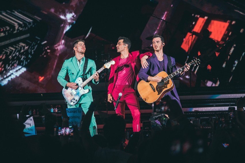 Lonelywarrior3's tweet photo. Verlos en un escenario es algo así.

I’m voting for Jonas Brothers for Favorite Duo or Group - Pop/Rock at the #AMAs https://t.co/txyJCbnxiK
