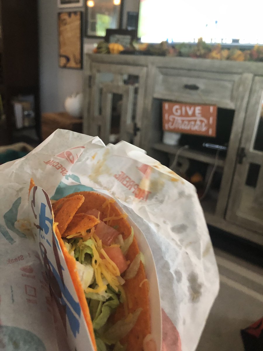cshillz's tweet photo. A FREE taco hits different. 🎉🌮
Thank you @mookiebetts & @tacobell!
#StealABase #StealATaco https://t.co/lLzVUTBORK