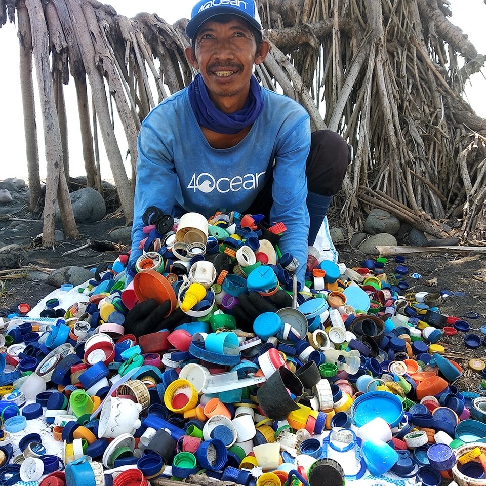 4ocean's tweet photo. It's Sustainability Day!⁠ ⁠
⁠
Did you know that a majority of what our cleanup crews collect during daily missions is single-use plastics, such as bottle caps, straws, bottles, &amp; cutlery?⁠
⁠
That's why practicing sustainability is vital to ending the ocean plastic crisis!⁠ https://t.co/e7ner80n5o