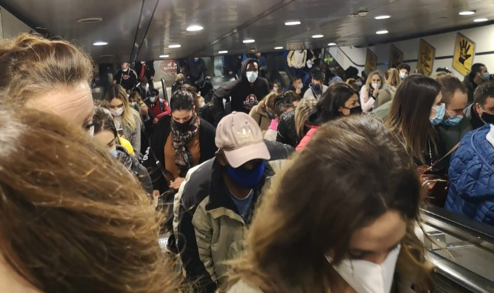 iltrenoromalido's tweet photo. Dalla linea A alla C assembramenti e niente distanziamento, un’odissea quotidiana indegna di una capitale europea https://t.co/5npKvKjmWx https://t.co/F6iDLWB2FB