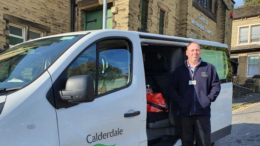 Thank you Lee for collecting these emergency parcels 🙏
We continue to work with @Calderdale #Council who are doing a fantastic job delivering our food parcels to those who are self-isolating 😷
#Brighouse #Foodbank #WestYorkshire https://t.co/0BQdegWgSY